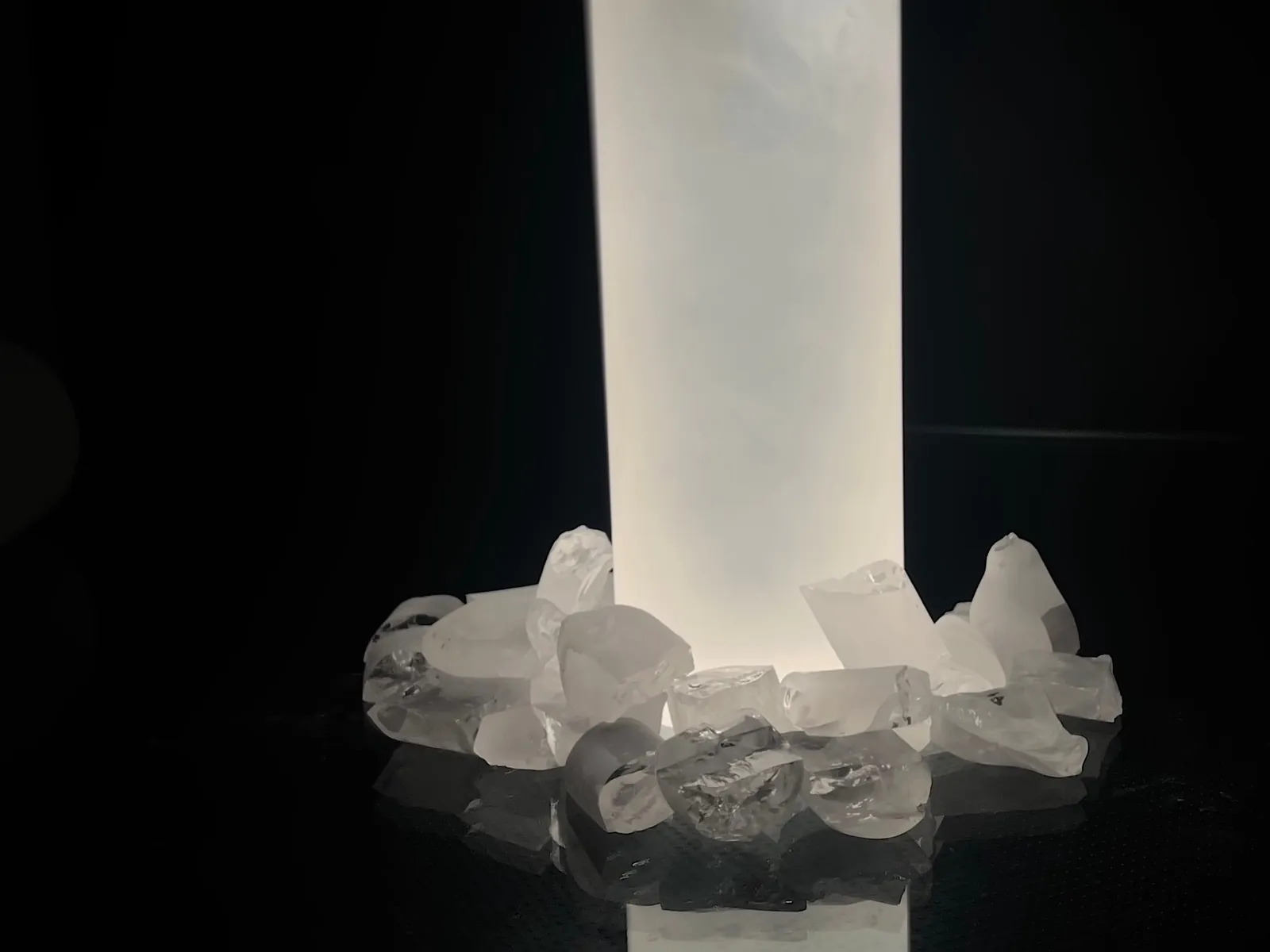 Back-lit sapphire ingot